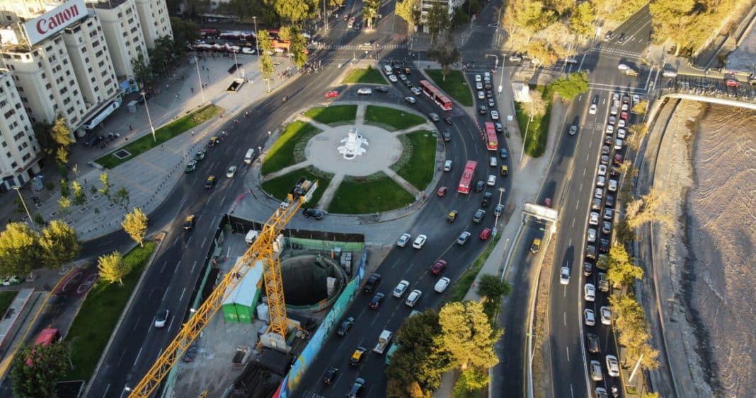 ¡Impactante aumento del tráfico vehicular en Santiago durante el Súper Lunes!