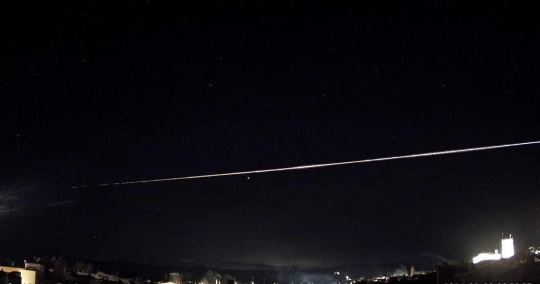 ¡Impactante avistamiento! Investigan posible misil balístico que sobrevoló el este de España