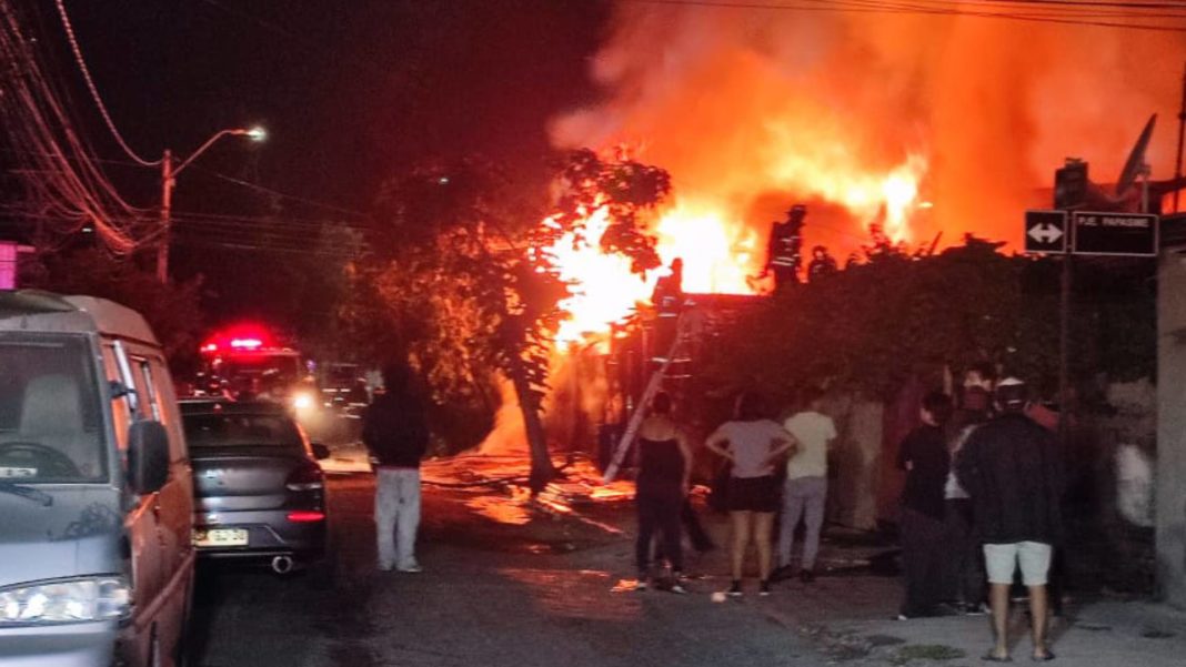 ¡Impactante incendio en Cerro Navia! Casas destruidas y tránsito interrumpido