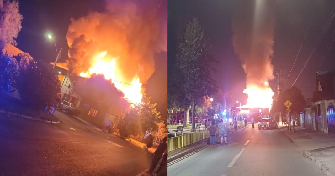 ¡Impactante incendio en Cerro Navia! Dos casas consumidas y 20 damnificados