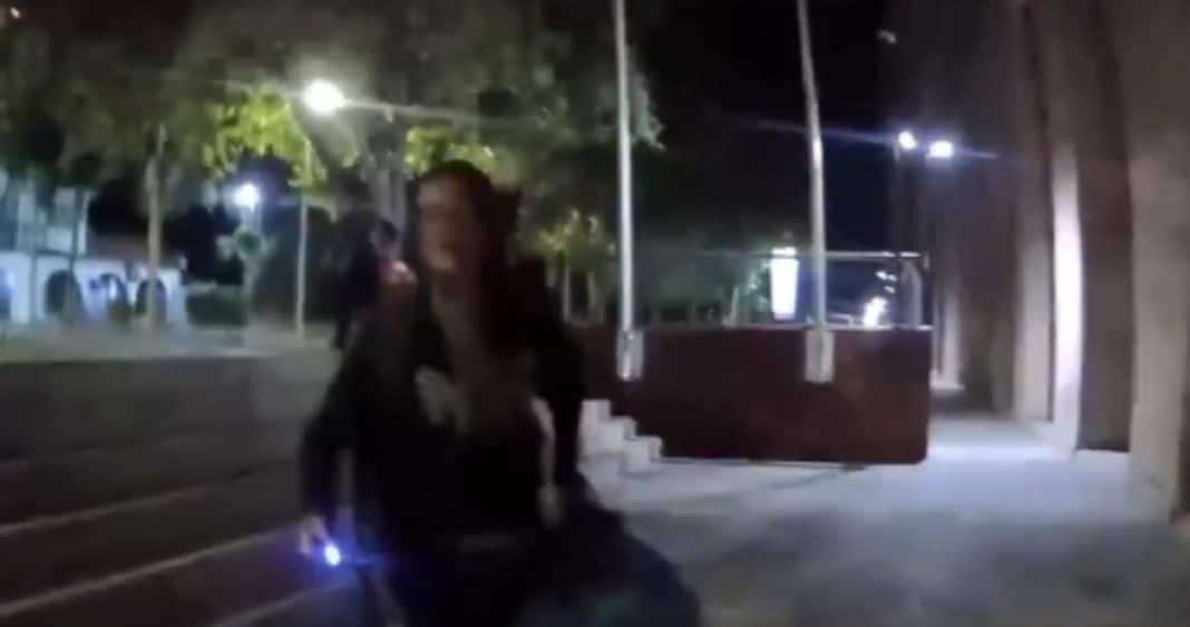 ¡Impactante video! Comerciante ambulante amenaza con electroshock a guardia municipal en Las Condes