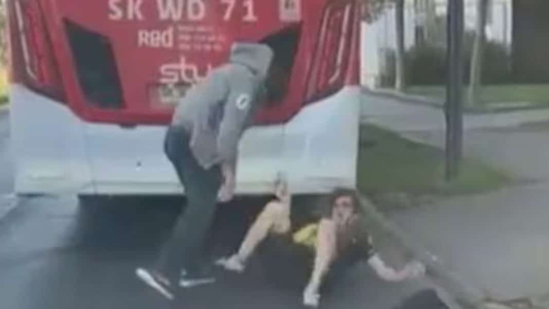 ¡Impactante video! Conductor de bus RED golpea brutalmente a ciclista en Providencia