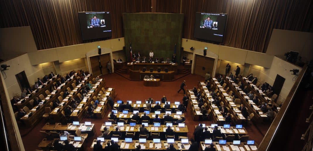 ¡Impactantes resultados! Chilenos evalúan al sistema político con una nota de 3,1 y el 83% está de acuerdo con reducir la cantidad de parlamentarios