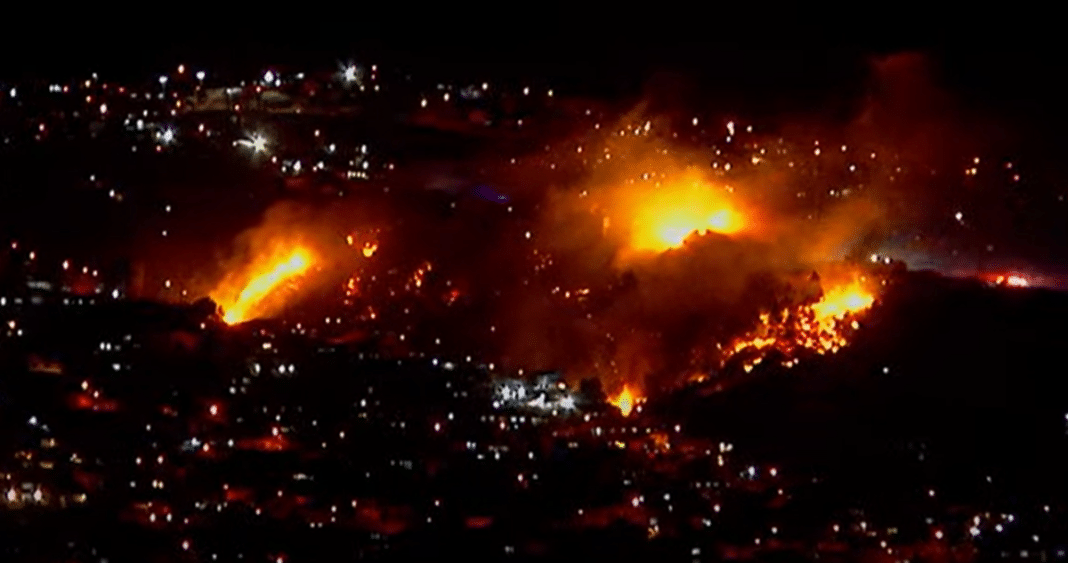 ¡Incendio forestal fuera de control! Evacúan Cerro Cordillera de Valparaíso