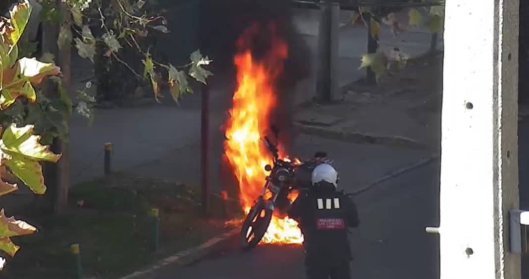 ¡Increíble! Detienen a sujeto que prendió fuego a su moto en plena fiscalización