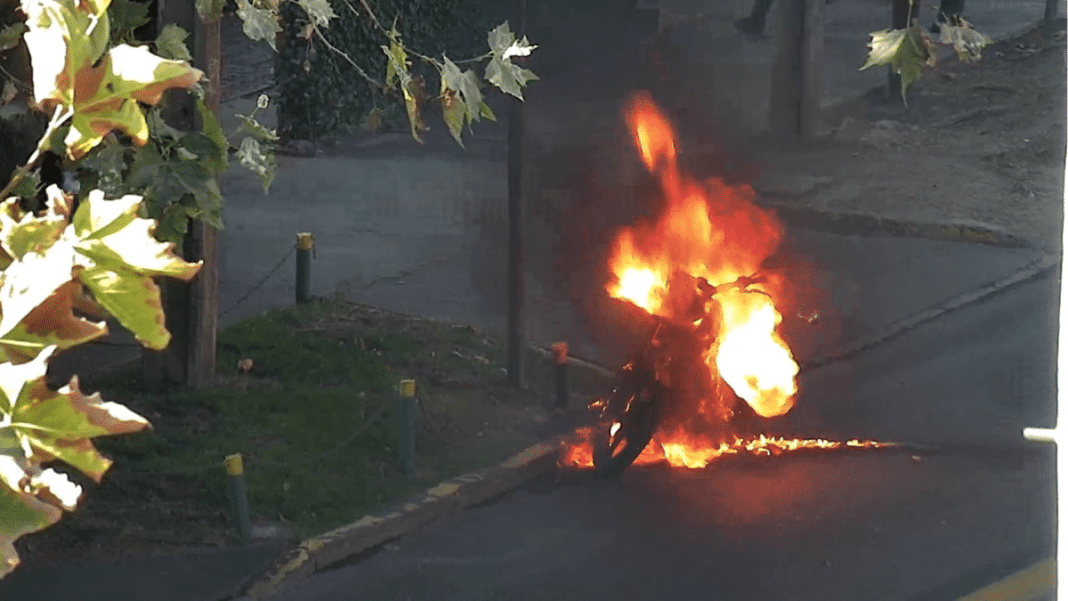 ¡Increíble! Sujeto detenido tras quemar su moto durante una fiscalización en Las Condes