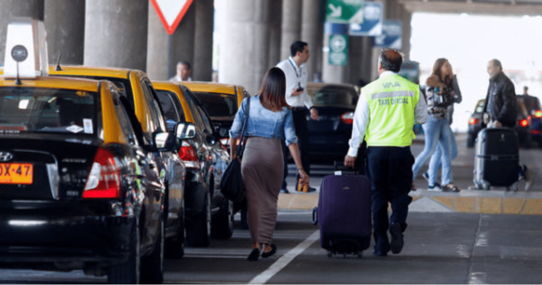 ¡Increíble! Turistas británicos estafados por falsos taxistas en el Aeropuerto de Santiago