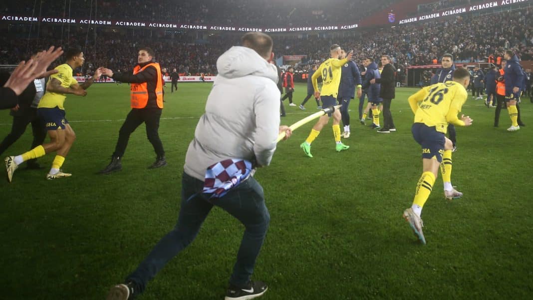¡Increíble! Violencia en el fútbol turco: Barristas del Trabzonspor invaden la cancha y agreden a jugadores del Fenerbahçe