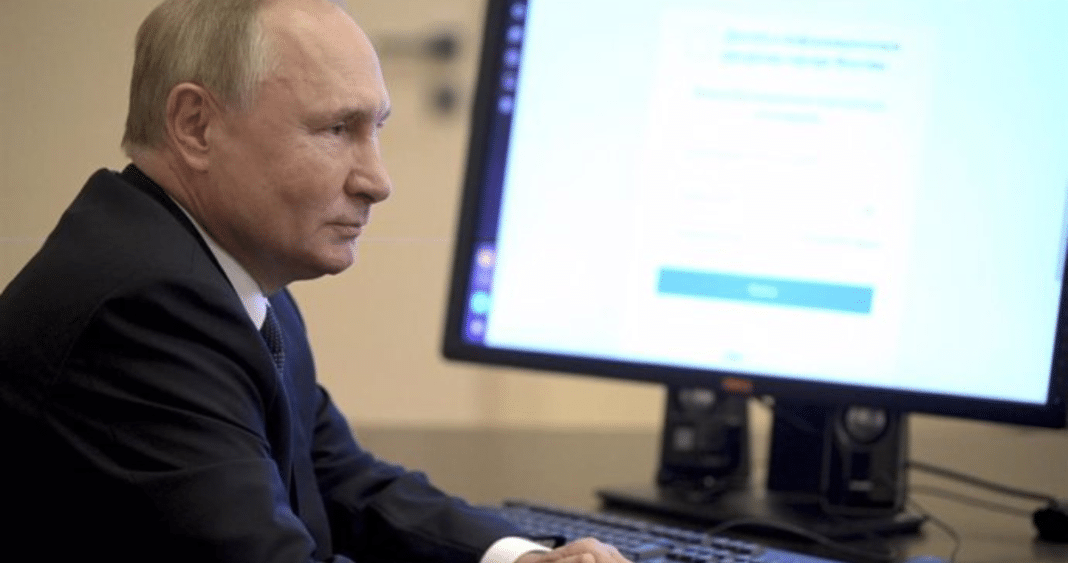 ¡Increíble! Vladimir Putin votó por internet en unas elecciones históricas