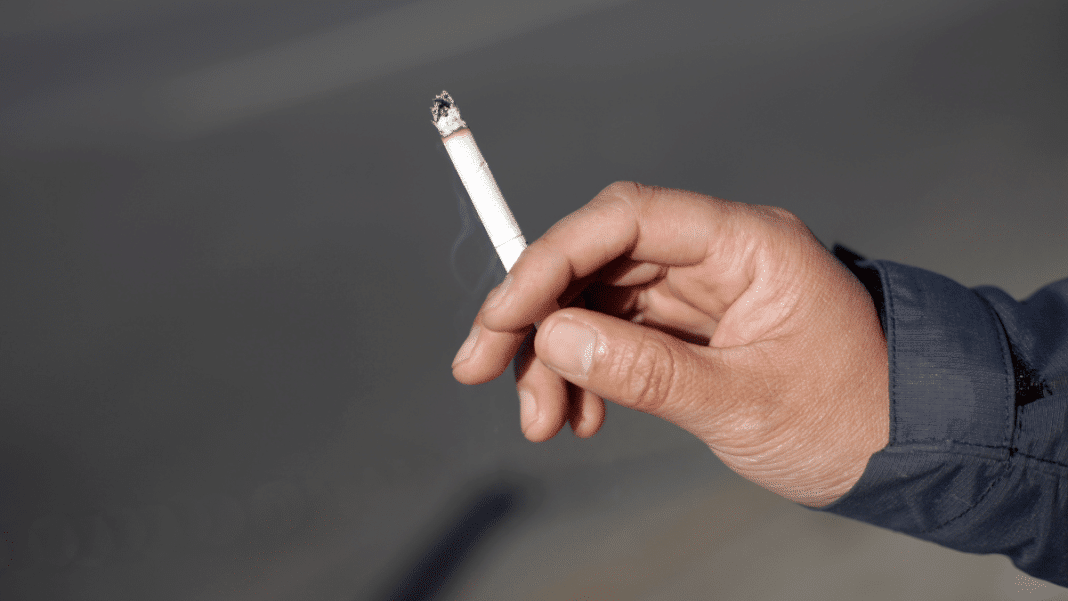 ¡Increíble aumento en el consumo de cigarro ilegal en Chile!