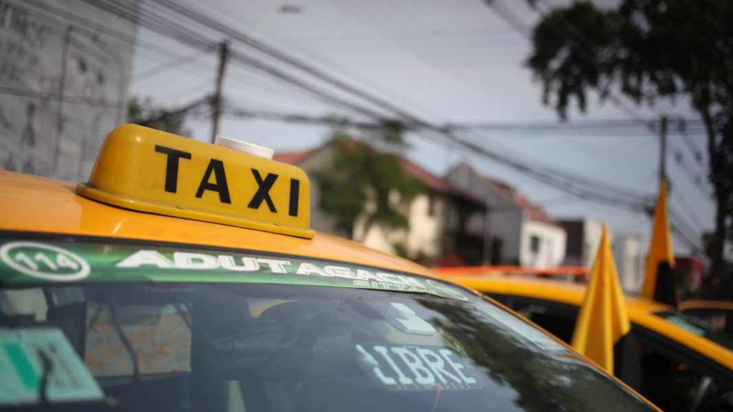 ¡Increíble estafa! Falsos taxistas cobran $10 millones a turista en aeropuerto de Santiago