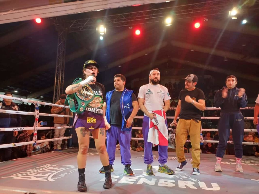 ¡Increíble hazaña! Daniela Asenjo defiende su título mundial de boxeo en una pelea reñida