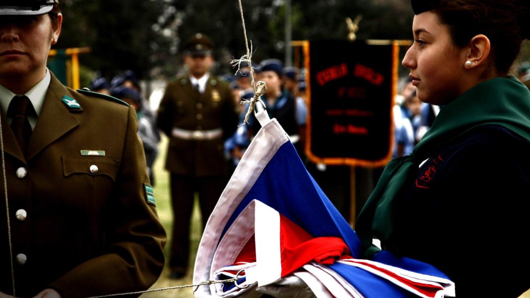 ¡Nueva ley! Cantar el himno nacional e izar la bandera será obligatorio en colegios y liceos