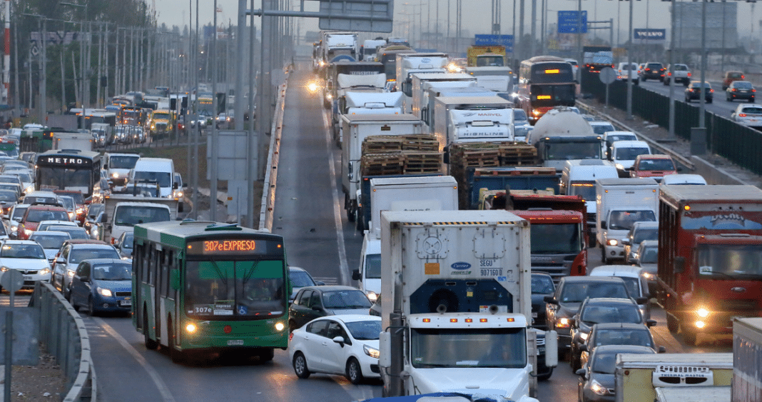 ¡Prepárate para el súper lunes en la Región Metropolitana! Más de 300 mil vehículos vuelven a la capital