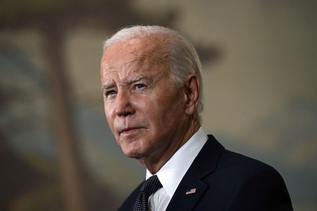 Biden conmemora 25 años de Columbine y exige al Congreso más restricciones a la posesión de armas de fuego