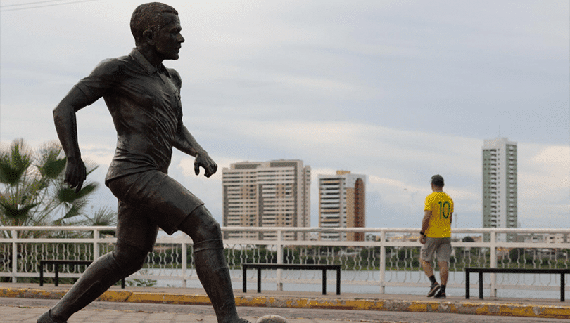 Caída de un ídolo: La polémica retirada de la estatua de Dani Alves en su ciudad natal