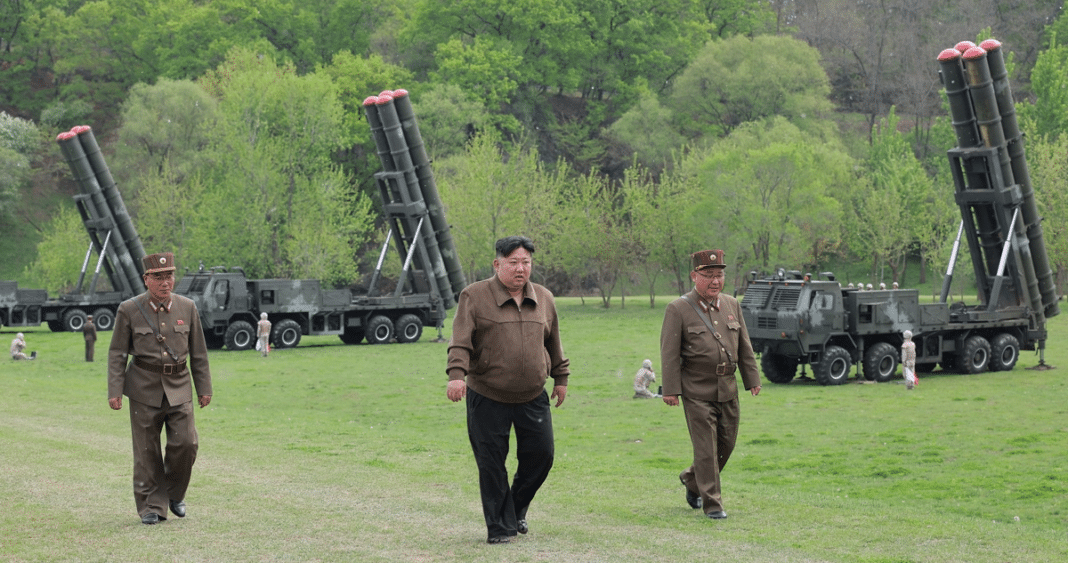 Corea del Norte Flexiona su Músculo Militar: Kim Jong-un Supervisa Prueba de Nuevo Proyectil de Lanzacohetes Múltiple