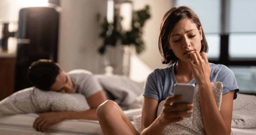 Descubre la infidelidad emocional: el engaño en las redes sociales que puede destruir una relación