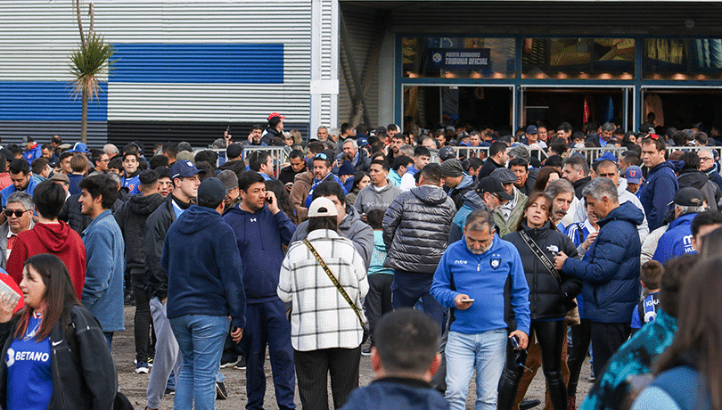 Evacuación de Emergencia en el Estadio CAP: Partido Interrumpido por Amenaza de Bomba