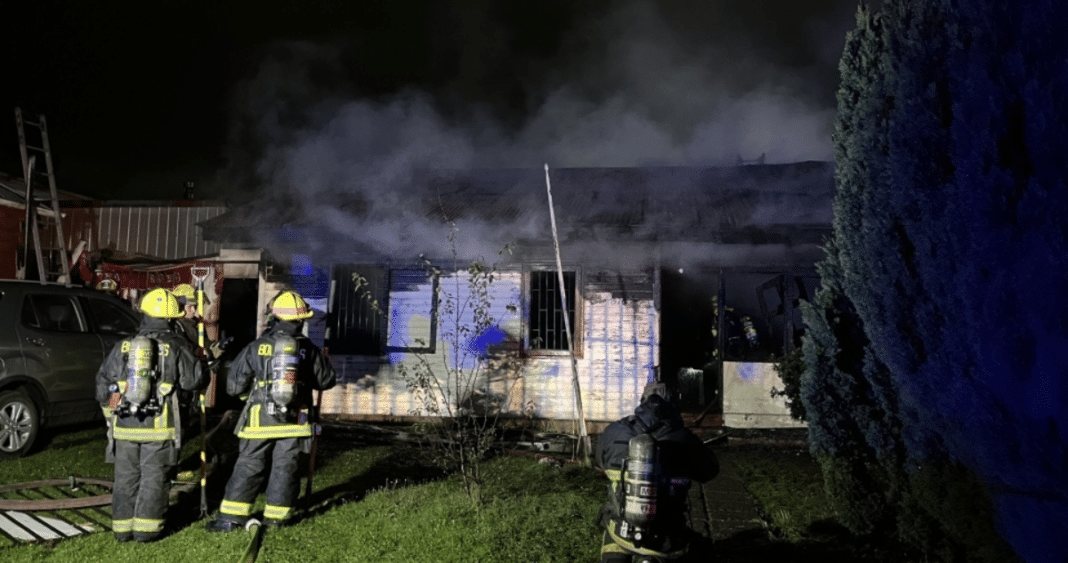 Heroico Bombero Enfrenta Devastador Incendio en Valdivia: Una Historia de Coraje y Sacrificio