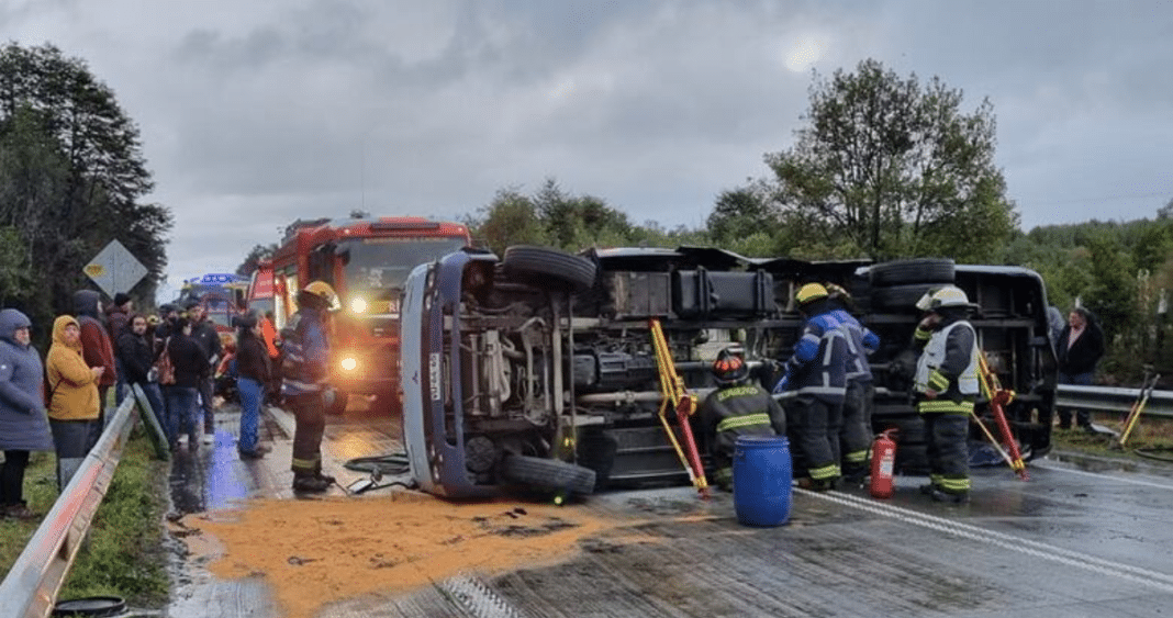 Impactante Accidente en Ruta Sur: 10 Heridos en Choque Frontal entre Camión y Minibus
