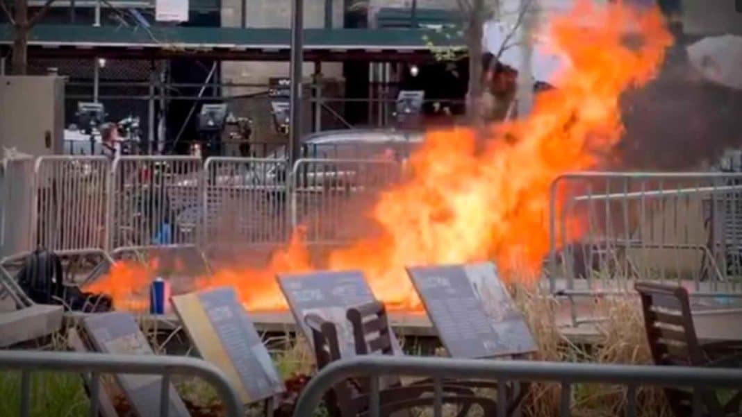 Impactante: Hombre se prende fuego frente a juicio contra Donald Trump