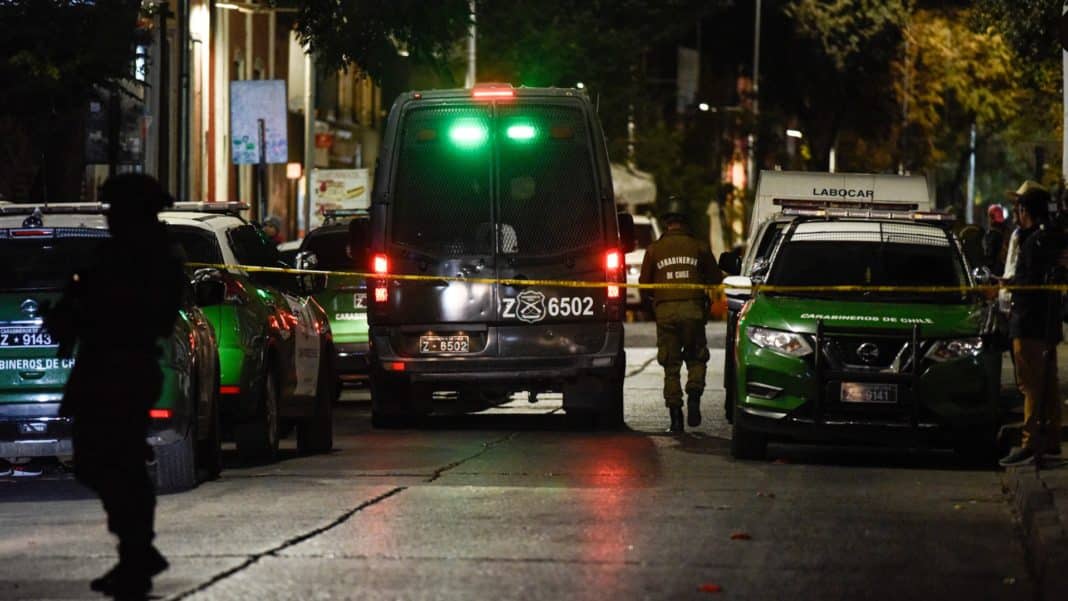 Impactante: hombre baleado en el cuello desde un auto en Santiago