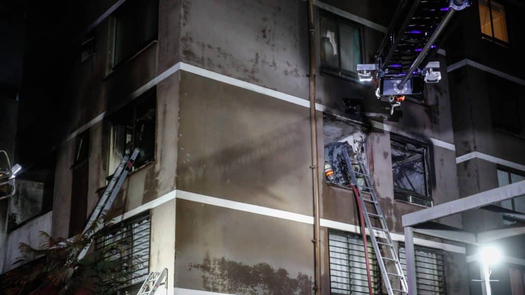 Impactante incendio en Santiago Centro pone en peligro a vecinos