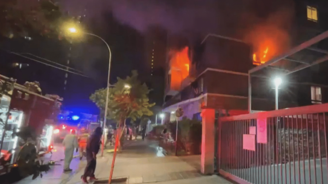 Impactante incendio en edificio de Santiago deja dos personas heridas