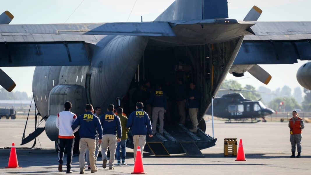 Impactantes detalles del vuelo con 53 extranjeros expulsados hacia Colombia, Ecuador y Bolivia