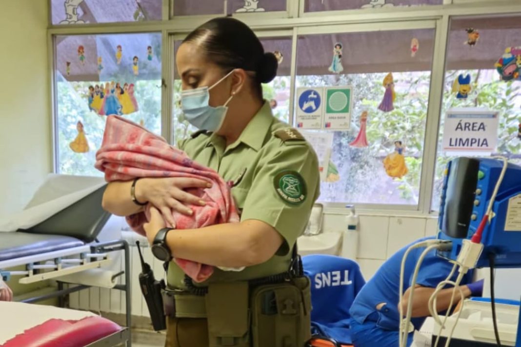 Increíble rescate de Carabineros salva la vida de un bebé abandonado