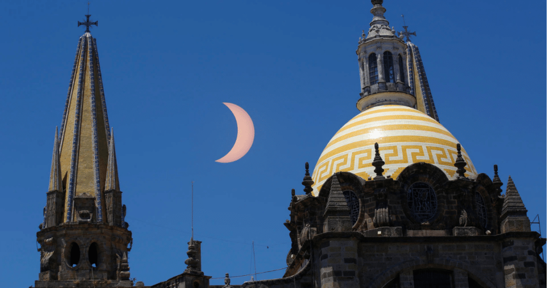 Las mejores postales del eclipse solar en el hemisferio norte