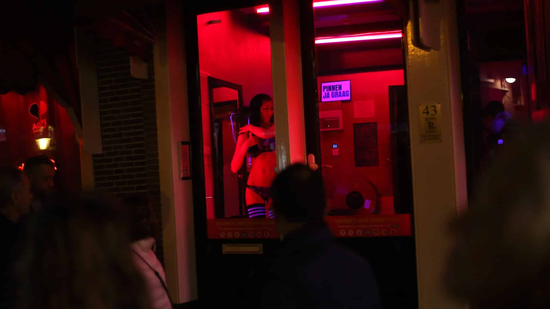 Regulando la Prostitución: La Propuesta Controvertida del Gobernador  Metropolitano de Santiago