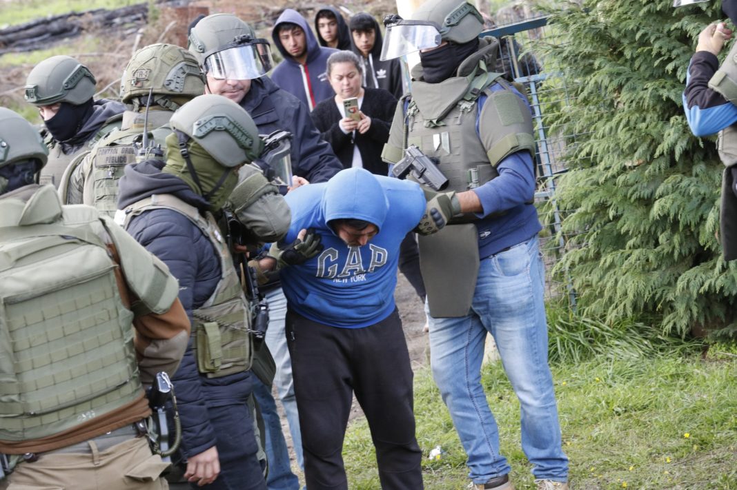 Tres Hombres Detenidos en Operativo Policial: ¿Participaron en el Crimen de Carabineros?