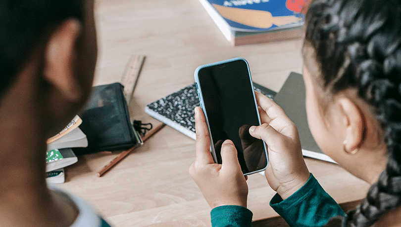 ¡Alerta! El exceso de uso de dispositivos electrónicos en niños pone en riesgo su salud