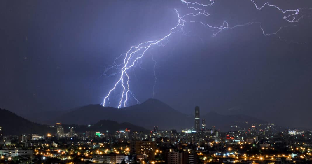 ¡Alerta por Vientos y Tormentas Eléctricas en la Región Metropolitana! Mantente a Salvo con Estas Recomendaciones