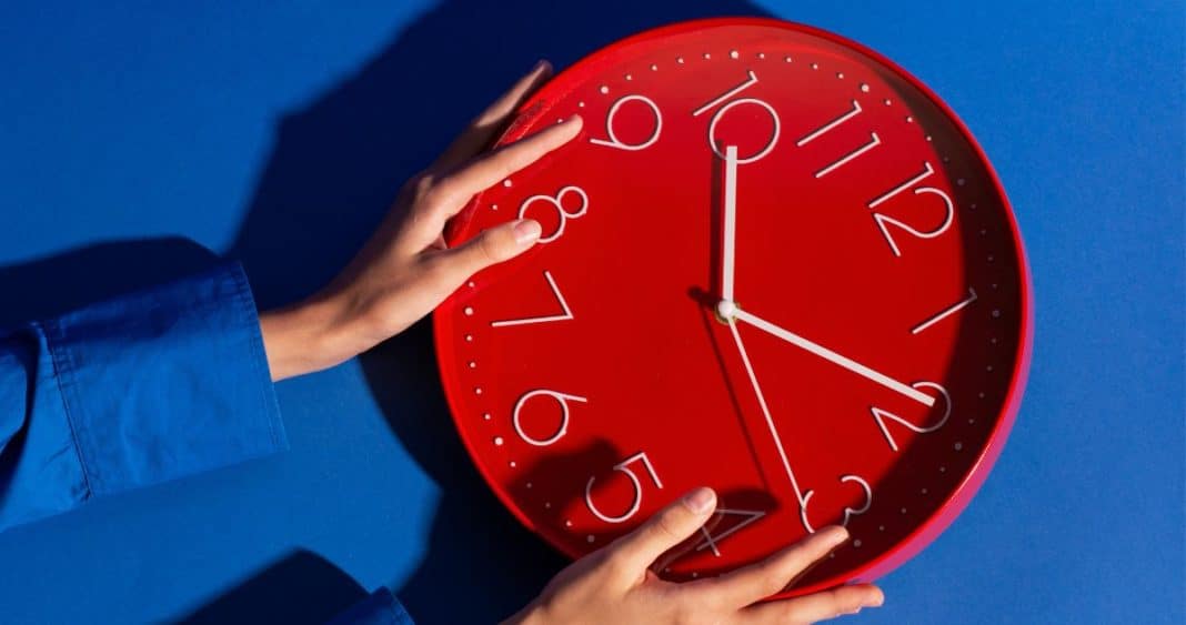 ¡Atención! Este fin de semana cambia la hora en Chile: ¿Se atrasan o adelantan los relojes?