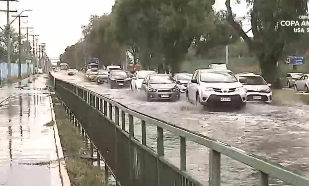 ¡Desborde del Canal Tagle en Maipú! Lluvias y basura desencadenan una situación caótica