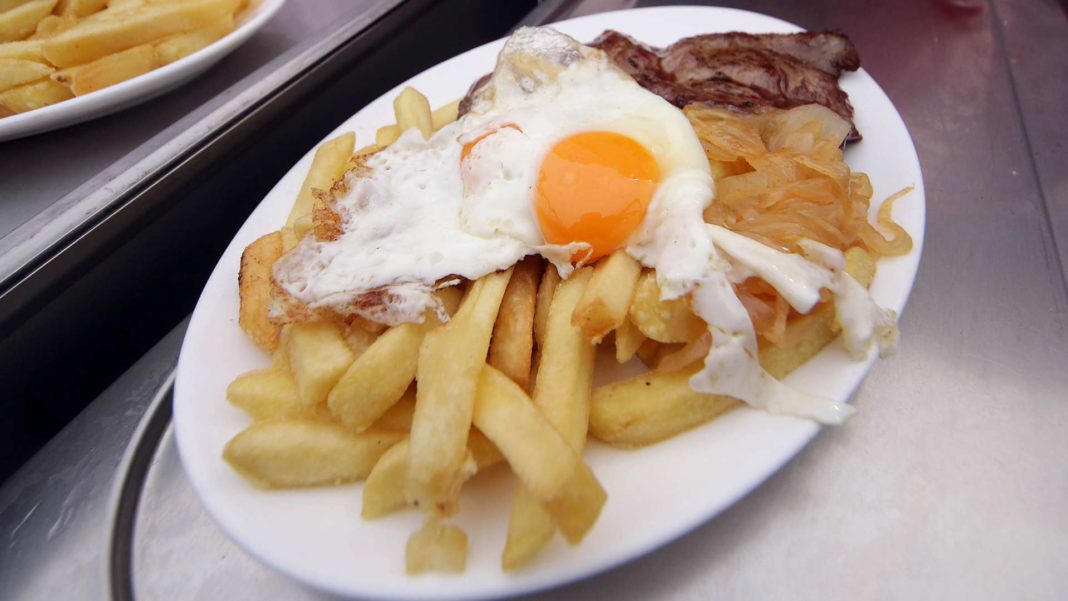 ¡Descubre el Secreto del Bistec a lo Pobre: El Plato Estrella de la Cocina Chilena!