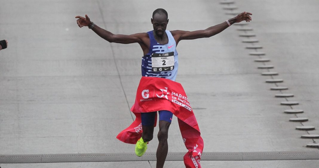 ¡Dominio Absoluto! Keniata Edwin Koech Gana Maratón de Santiago 2024 de Principio a Fin