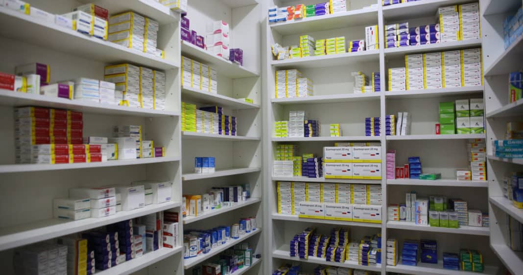 ¡Escándalo! Grandes cadenas farmacéuticas acaparan medicamentos esenciales dejando a las farmacias independientes sin acceso