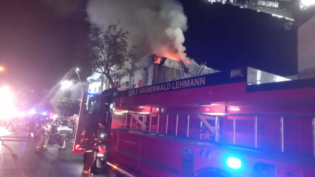 ¡Gran incendio en el centro de Santiago! Riesgo de propagación en inmueble