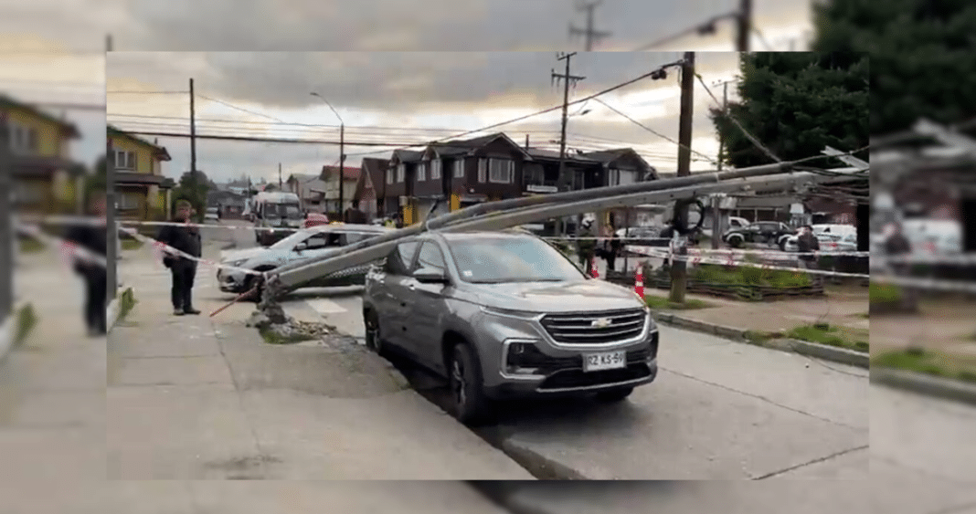 ¡Impactante! Camión arrasa con tres postes del tendido eléctrico en Castro