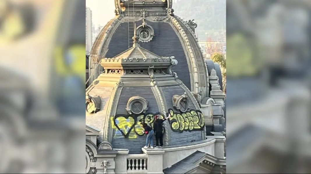 ¡Impactante! Formalizan a segunda imputada por rayados a cúpula del Museo Bellas Artes