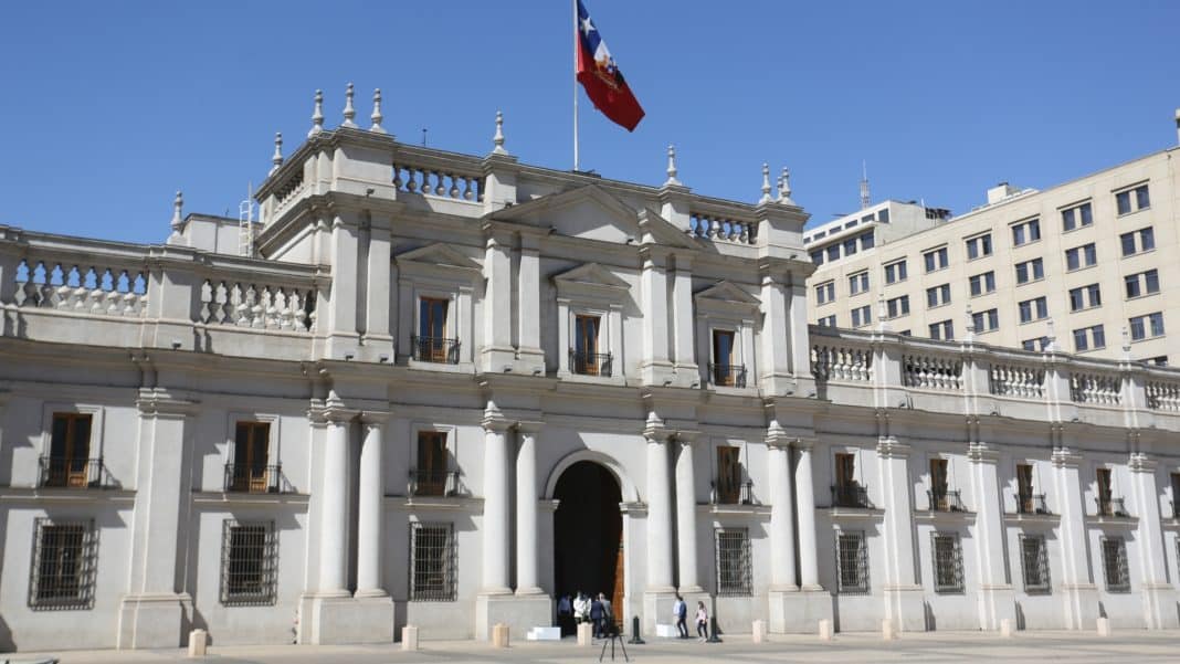¡Impactante asalto en La Moneda! Funcionario es víctima de violento robo de documentos sensibles