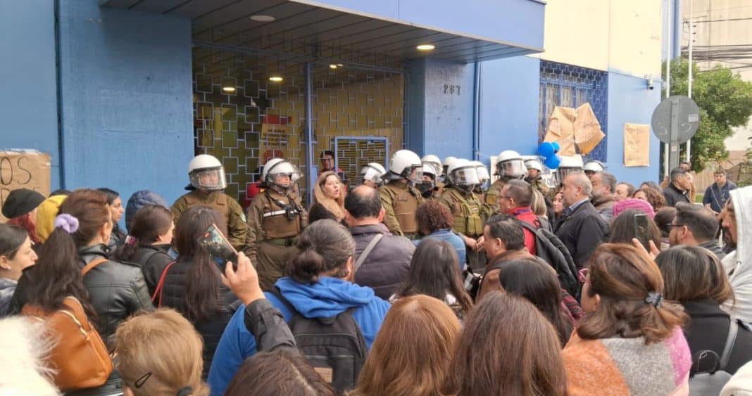 ¡Impactante desalojo en Servicio de Salud Concepción! Detenidos y tensión en el aire