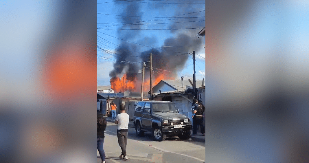 ¡Impactante incendio en Pedro de Valdivia de Concepción! Dos casas quedan completamente consumidas