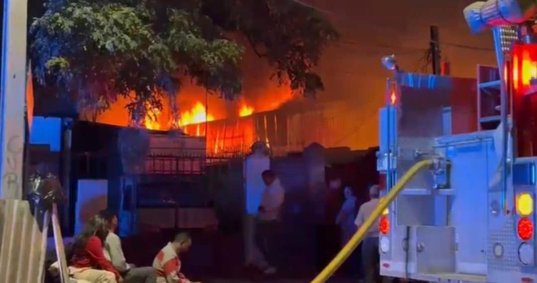 ¡Impactante incendio en bodegas! Asilo de ancianos en Puente Alto es evacuado
