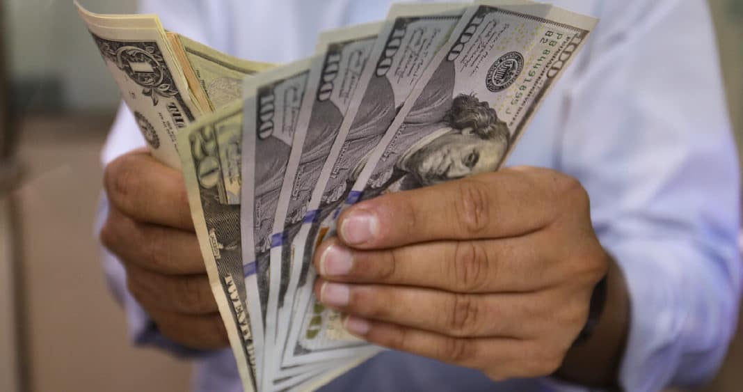 ¡Increíble! El peso chileno se fortalece frente al dólar: Divisa estadounidense cierra con una caída histórica de $20