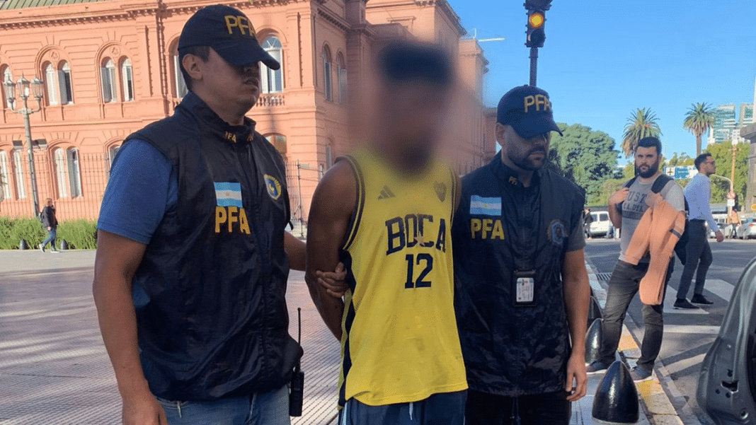 ¡Increíble! Hombre intenta ingresar a la Casa Rosada con un machete y amenaza con matar al presidente